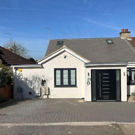 Modern Family Home In Greater London Pinner Exterior photo