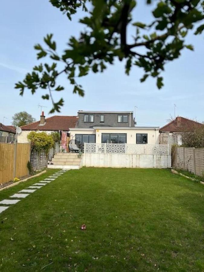 Modern Family Home In Greater London Pinner Exterior photo